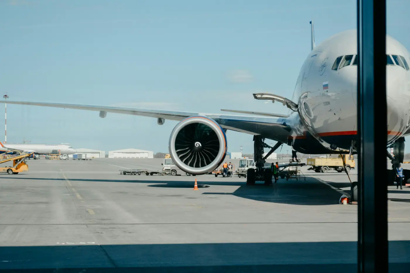 停在桃園機場停機坪的客機,象徵機場接送準時送達航廈趕上班機